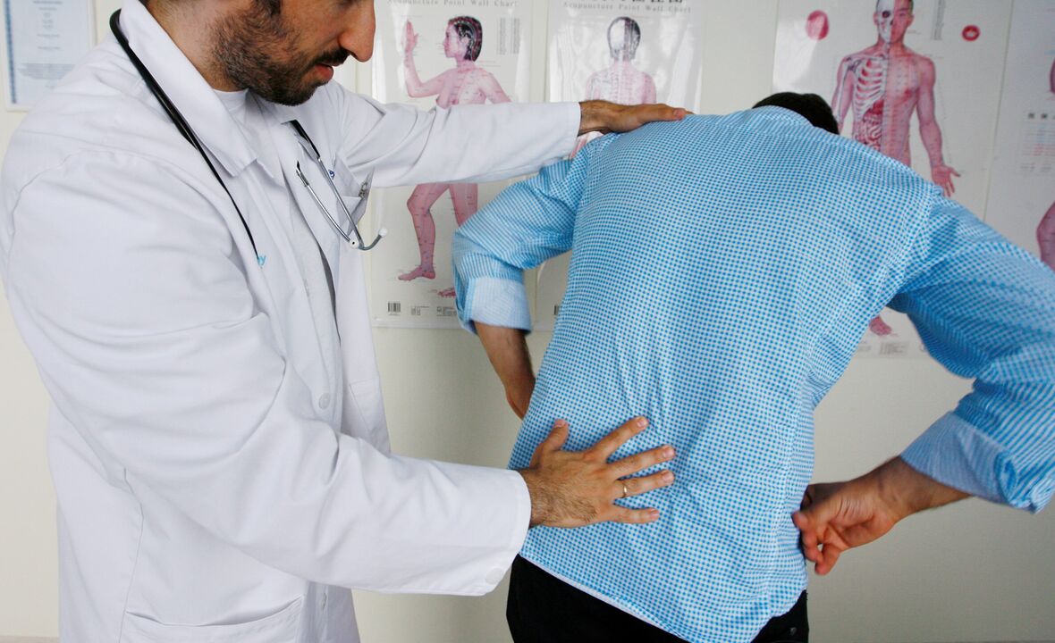 exame por un médico para a dor lumbar